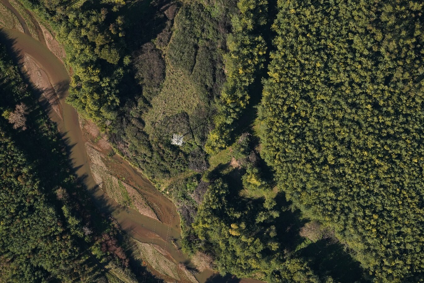 Levantamiento aéreo de un entorno natural y cauce