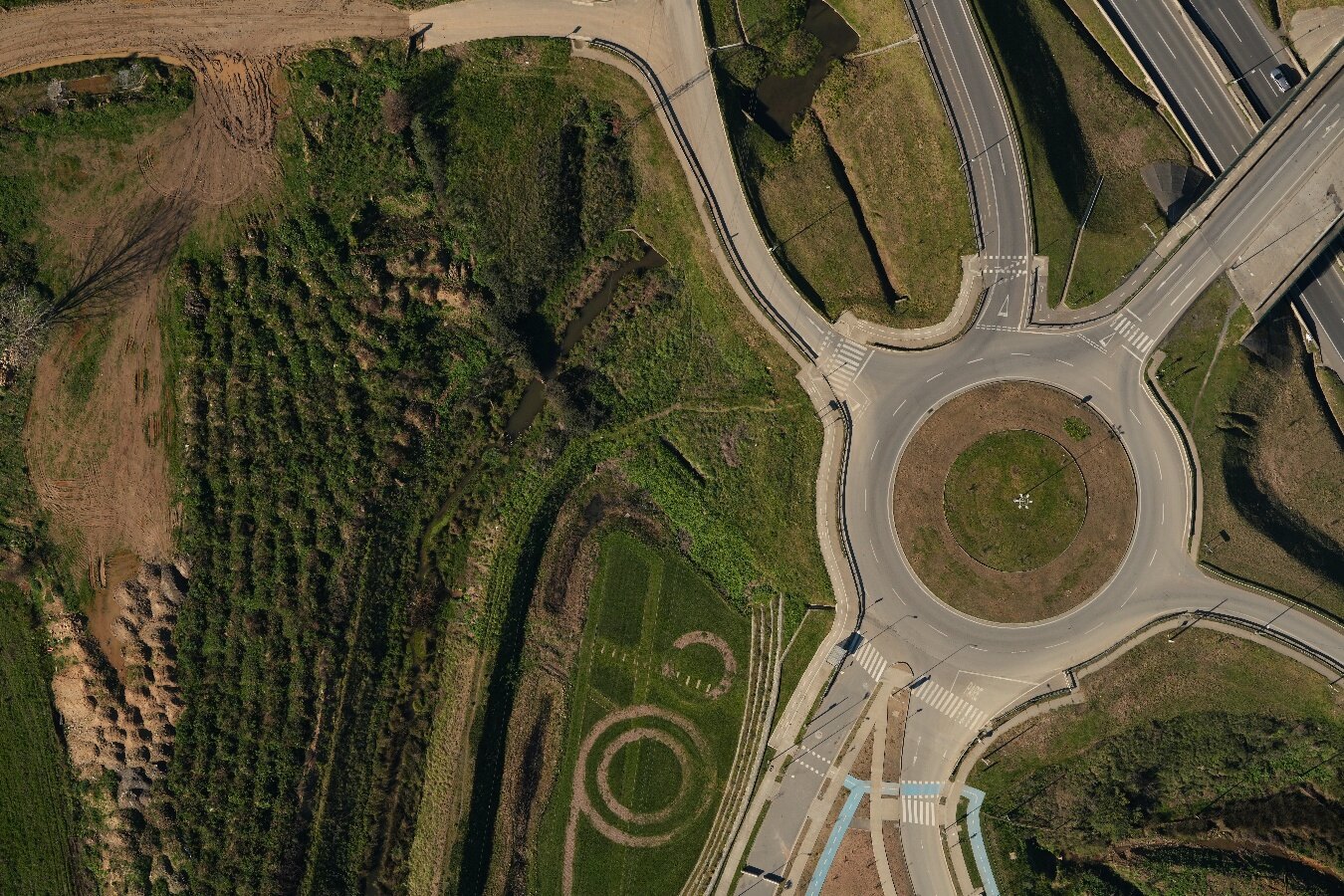 Vista aérea de infraestructura vial y áreas verdes