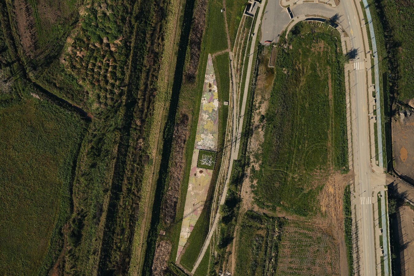 Vista aérea de corredor vial y terreno levantado
